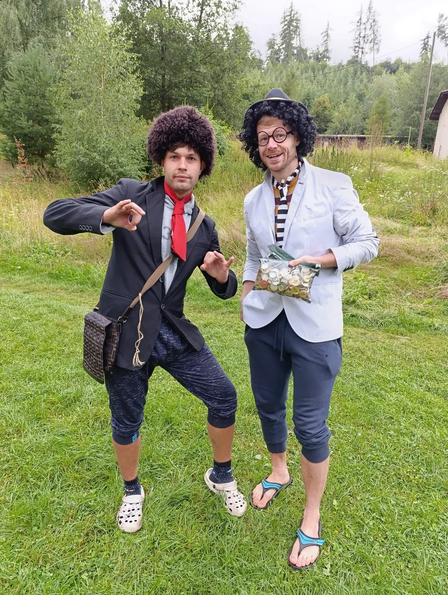 Dvojice vedoucích v táborových kostýmech