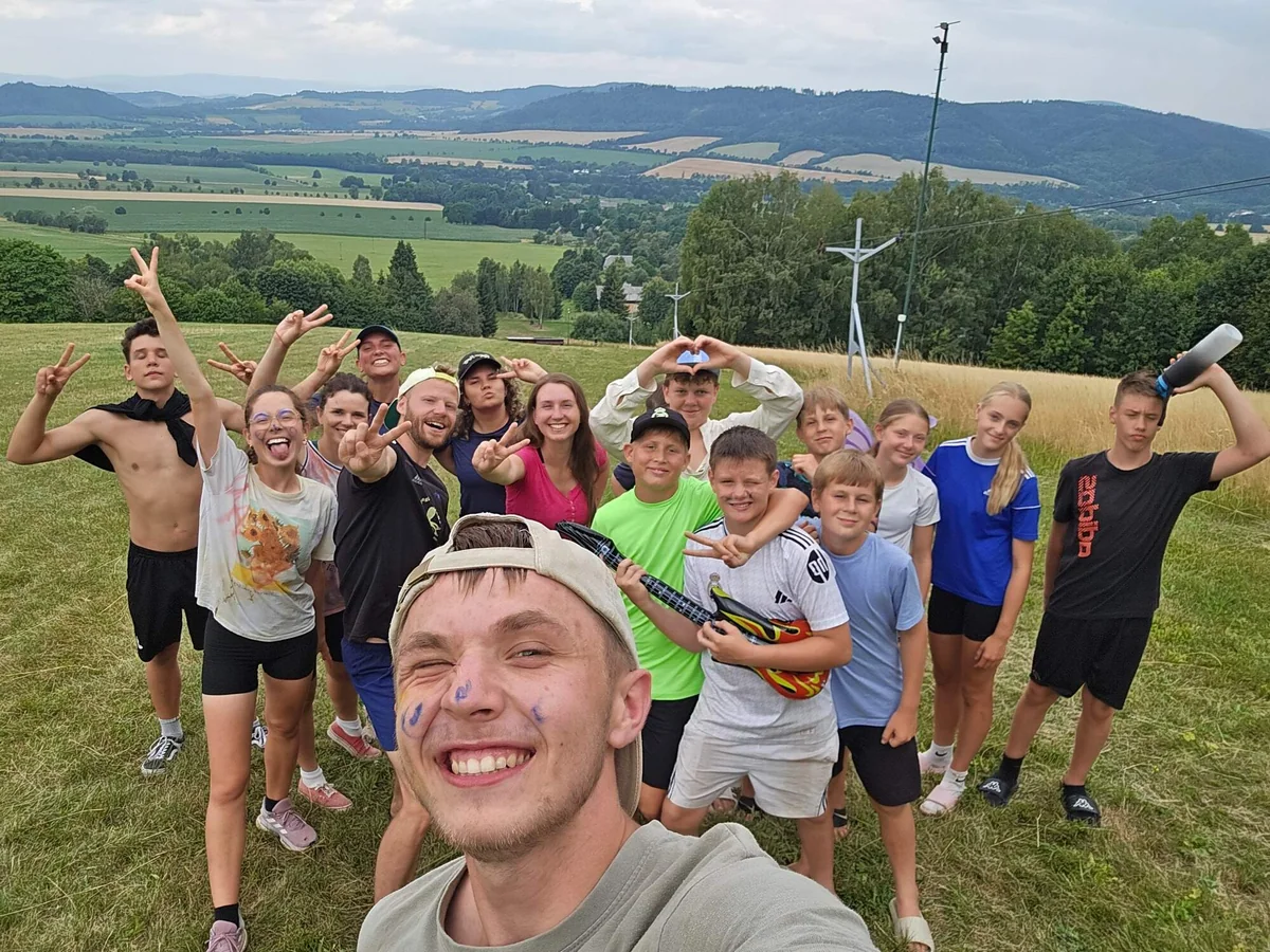 Vedoucí společně s dětmi na výletě