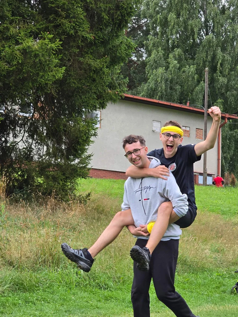 Hravý moment dvojice při venkovním programu